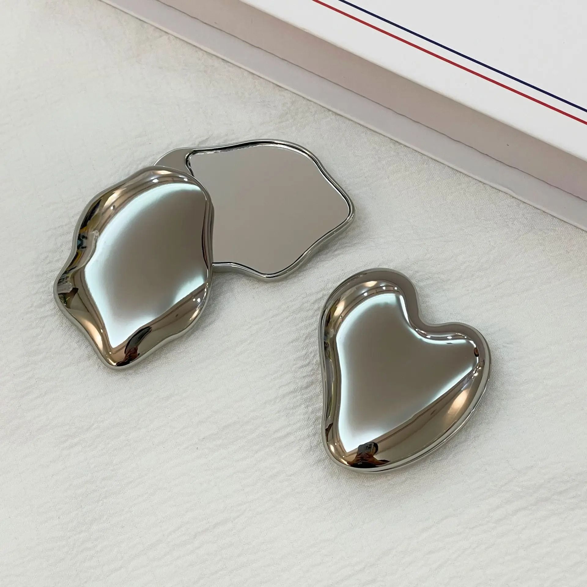 Handheld Heart-Shaped Makeup Mirror – Cute Mini Double-Sided Portable Vanity