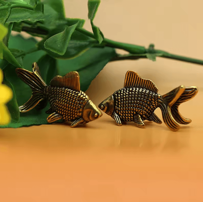 Lucky Brass Goldfish Figurine – Retro Feng Shui Fish Statue Tea Pet Desk Decor