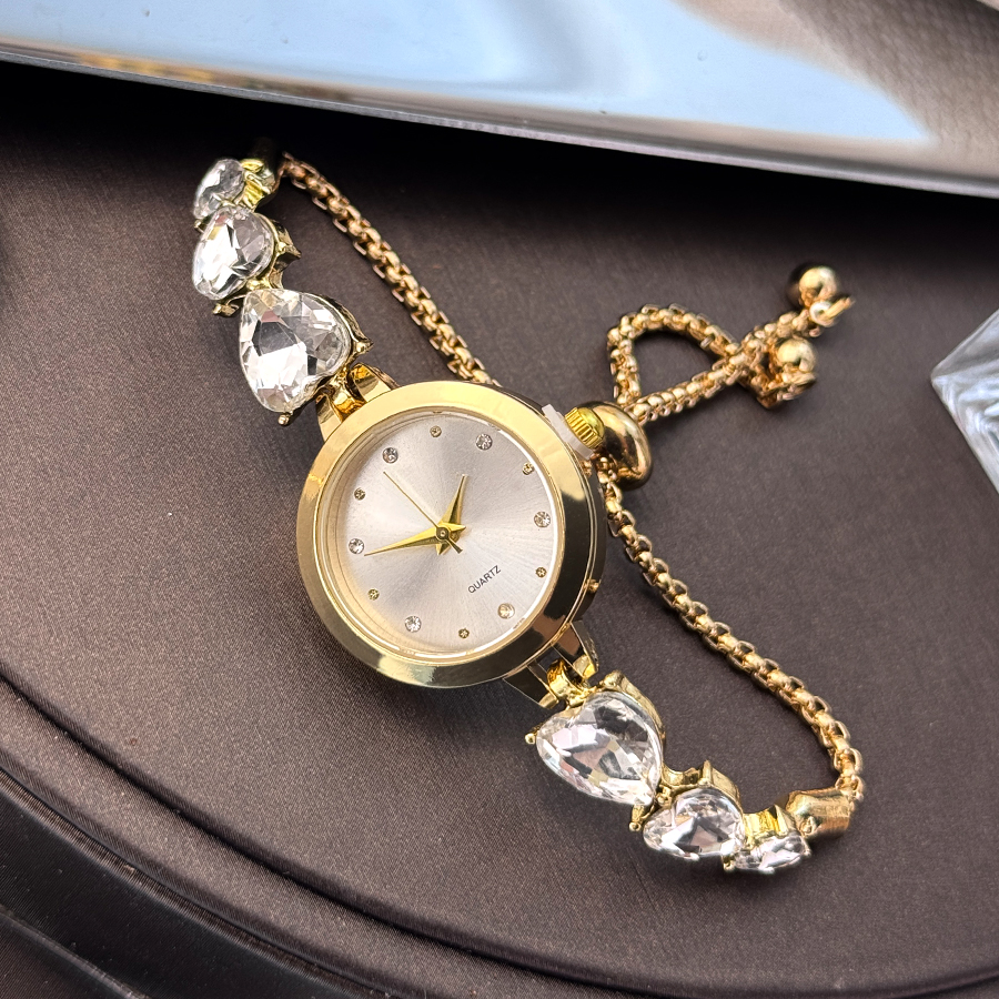 Mixed Scale Simple Light Luxury Ladies Quartz Watch, Three Heart-Shaped Diamond-Encrusted Bracelet, Round Alloy Case