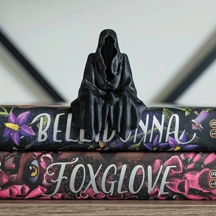 Gothic Hooded Cloaked Statue – 3D Printed Dark Fantasy Desk & Shelf Decor