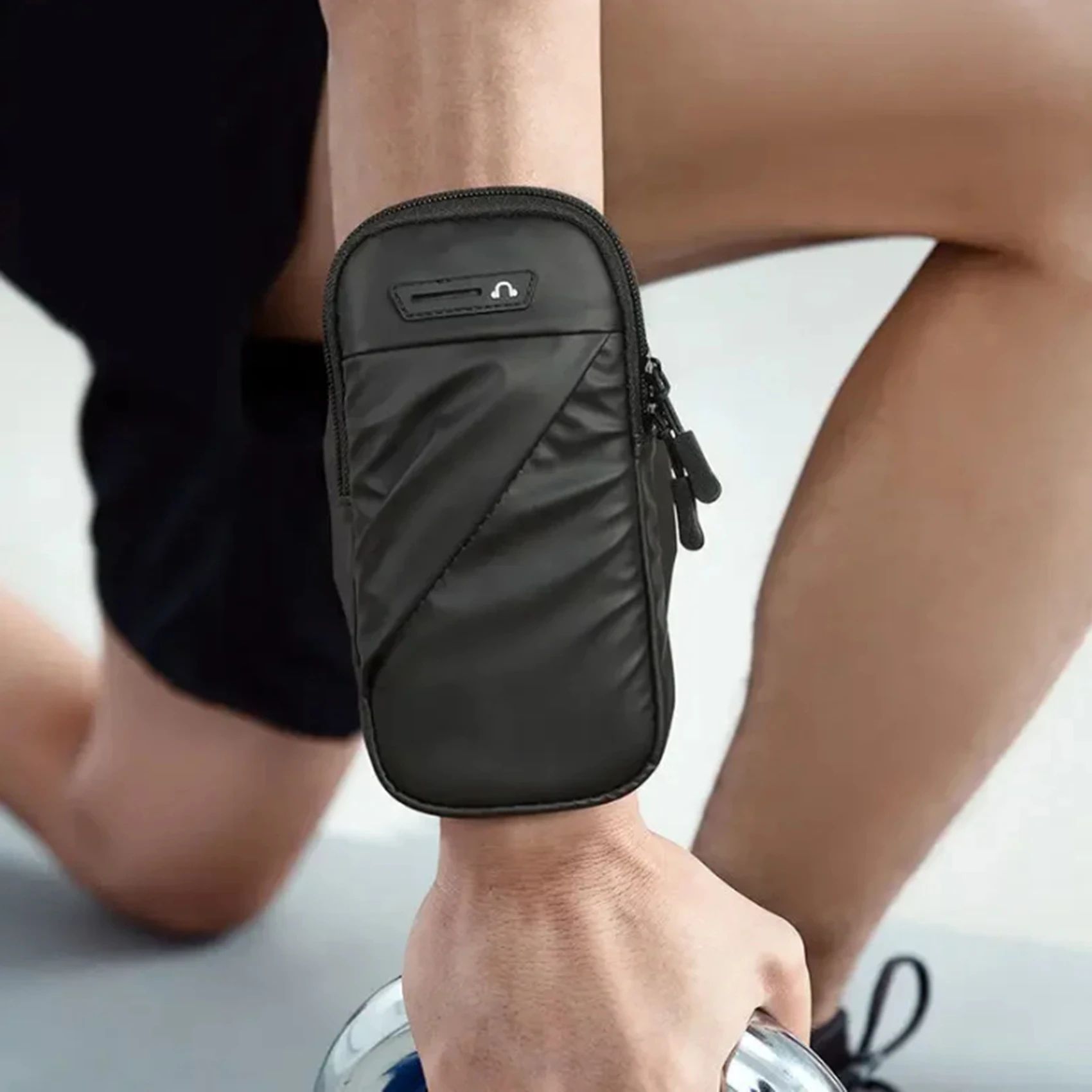 Waterproof Running Armband Phone Holder with Headphone Jack – Breathable Gym & Sports Arm Bag