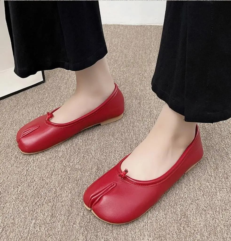Womens Japanese Style Tabi Leather Flats with Split Toe Design
