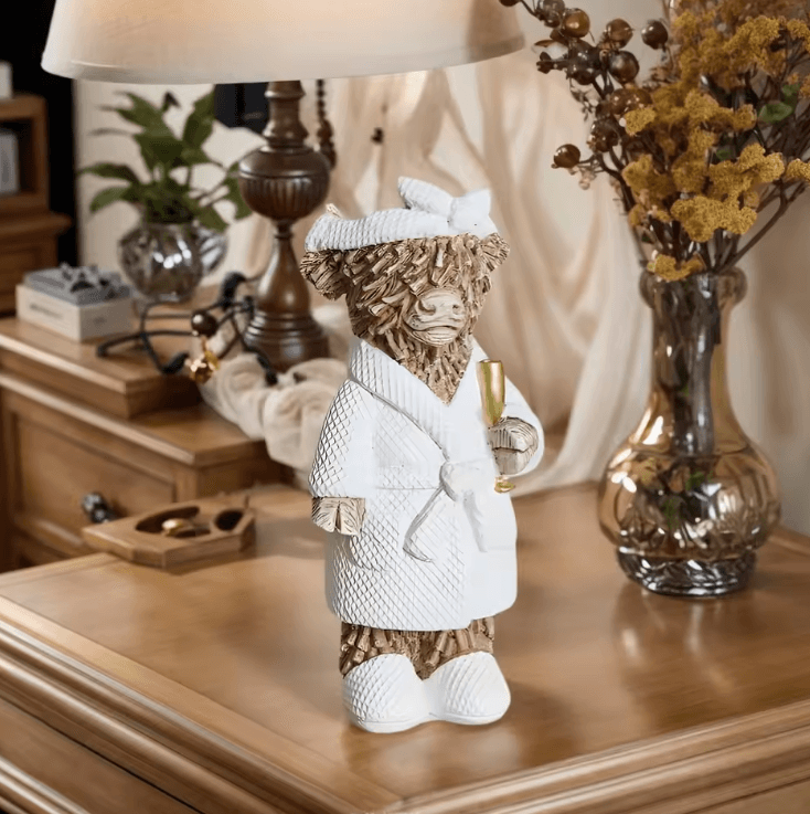 Funny Highland Cow Champagne Statue – Rustic Farmhouse Resin Tabletop Decor