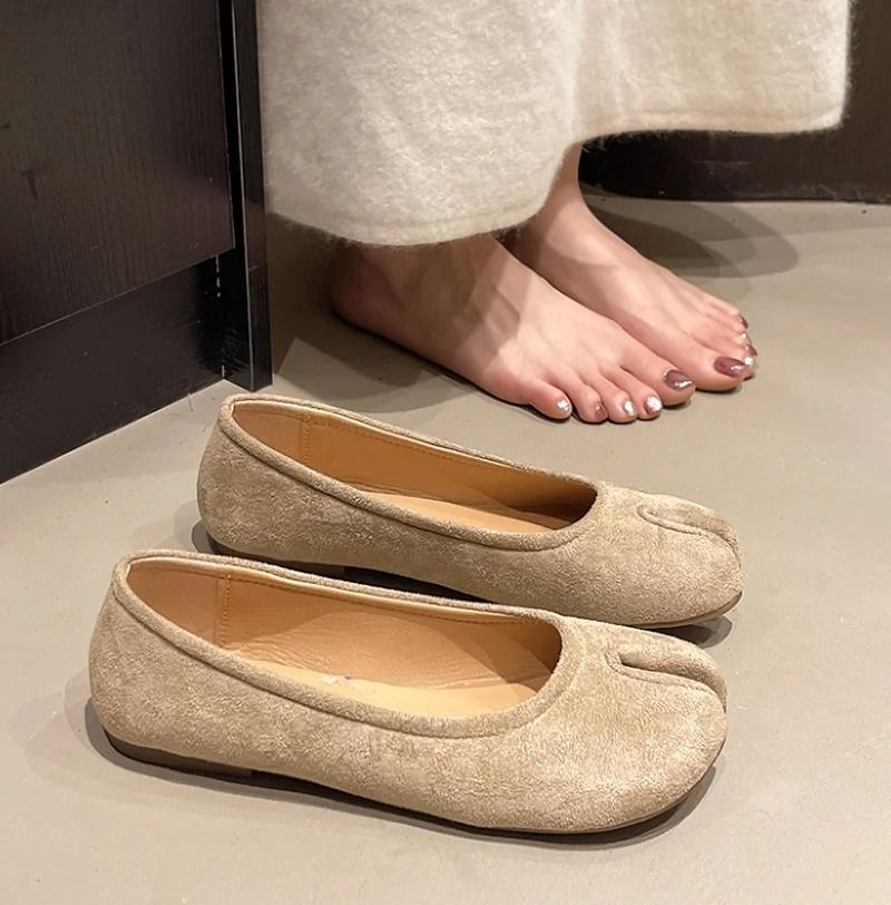 Womens Japanese Style Tabi Leather Flats with Split Toe Design