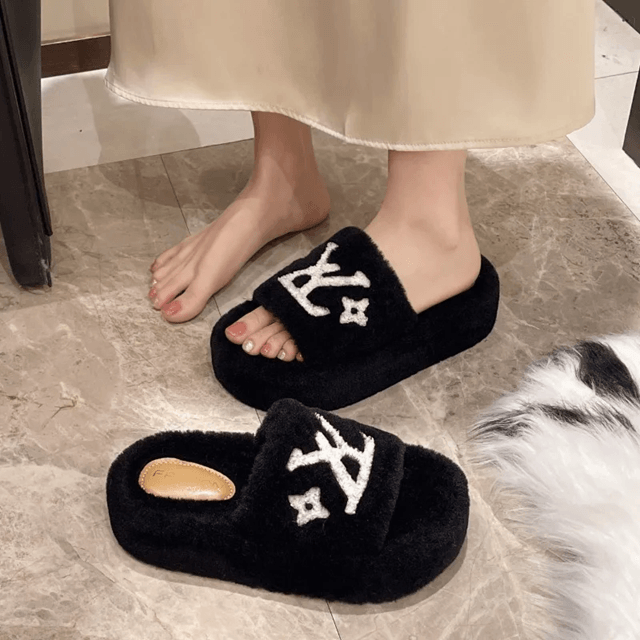 Womens Furry Slide Slippers Plush Fur Flip Flops for Home and Party
