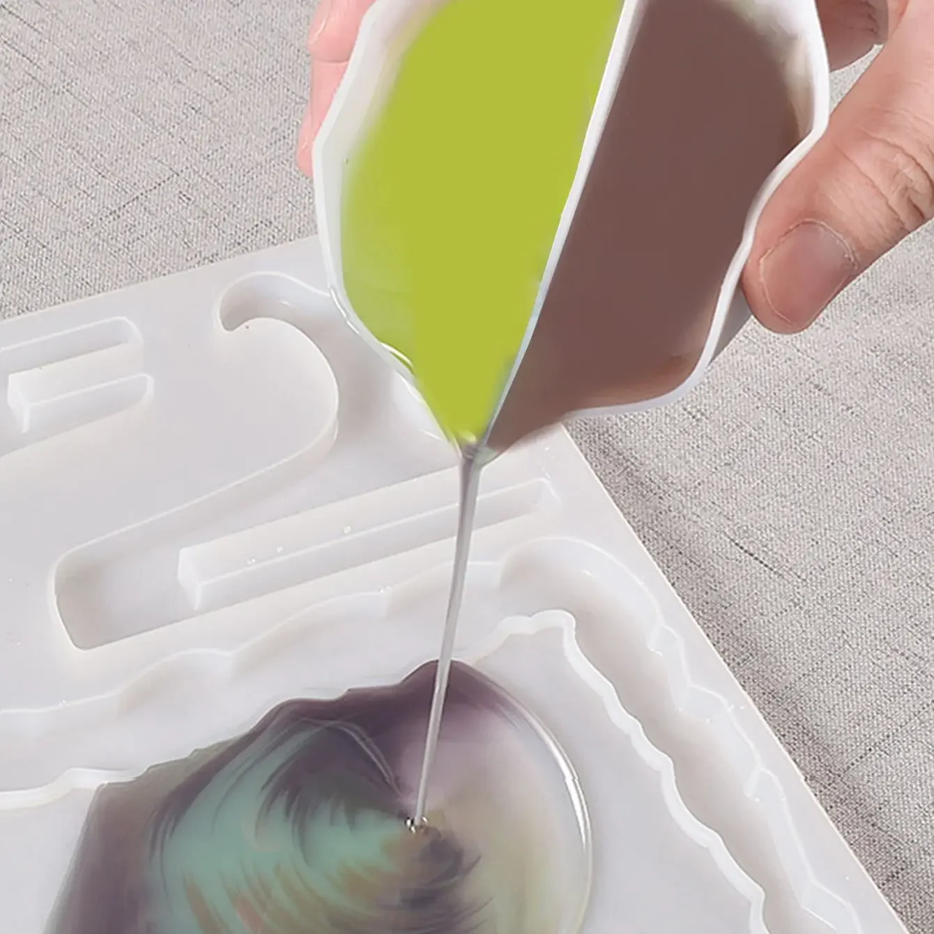 Amazing Liquid Art and DIY Craft Dispenser, Fluid Art and Silicone Craft Diverter