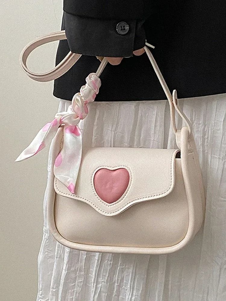 Retro Heart Detailed Saddle Shoulder Bag