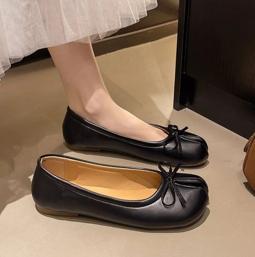 Womens Japanese Style Tabi Leather Flats with Split Toe Design