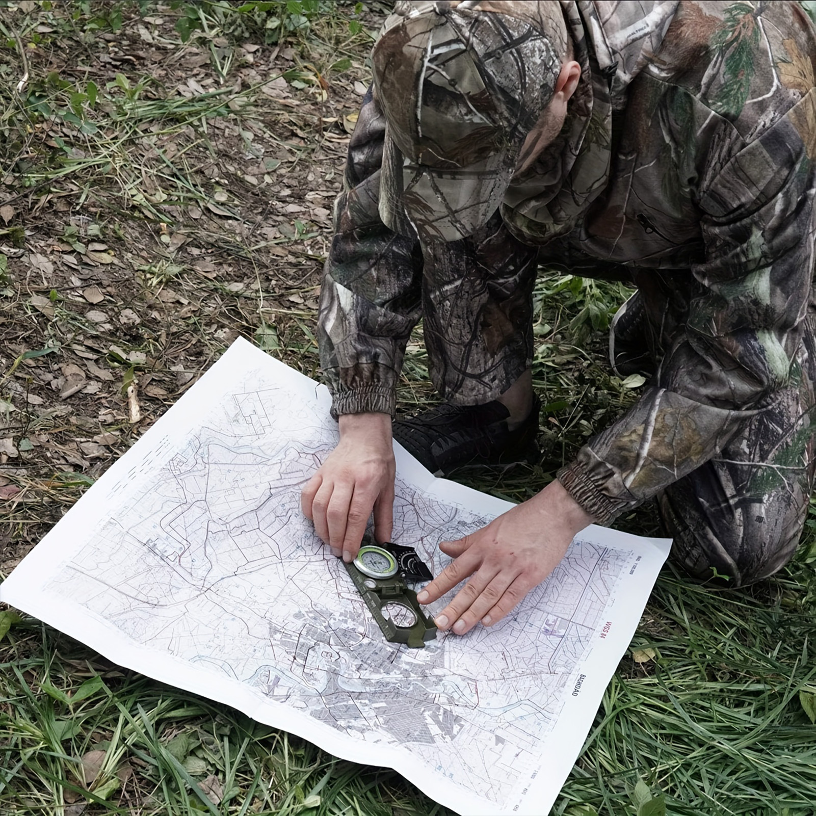 Outdoor Portable Compass  High-Precision Navigation Tool for Hiking, Camping, and Survival