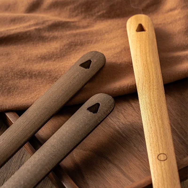 Smooth Beech Wood Long Handle Shoe Horn, Premium Magnetic Base for Effortless Use, Perfect for Shoes