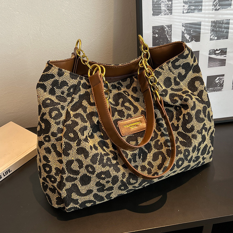 Retro Leopard Print Shoulder Bag Large Capacity Tote for Everyday Style