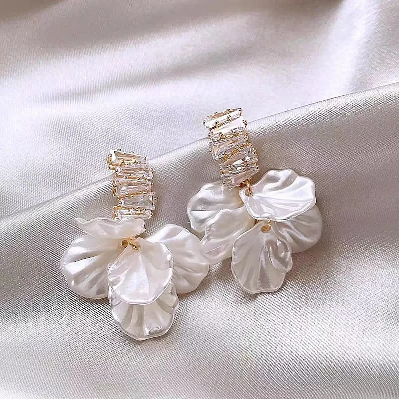 Unique Glossy Shell Flower Pendant Earrings