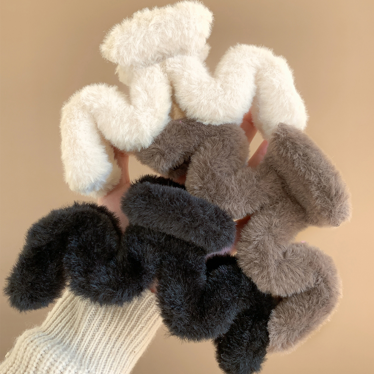 Elegant Faux Fur Hair Claw for Women – Plush Acrylic Hair Clip Barrette, Winter-Ready Hair Accessories