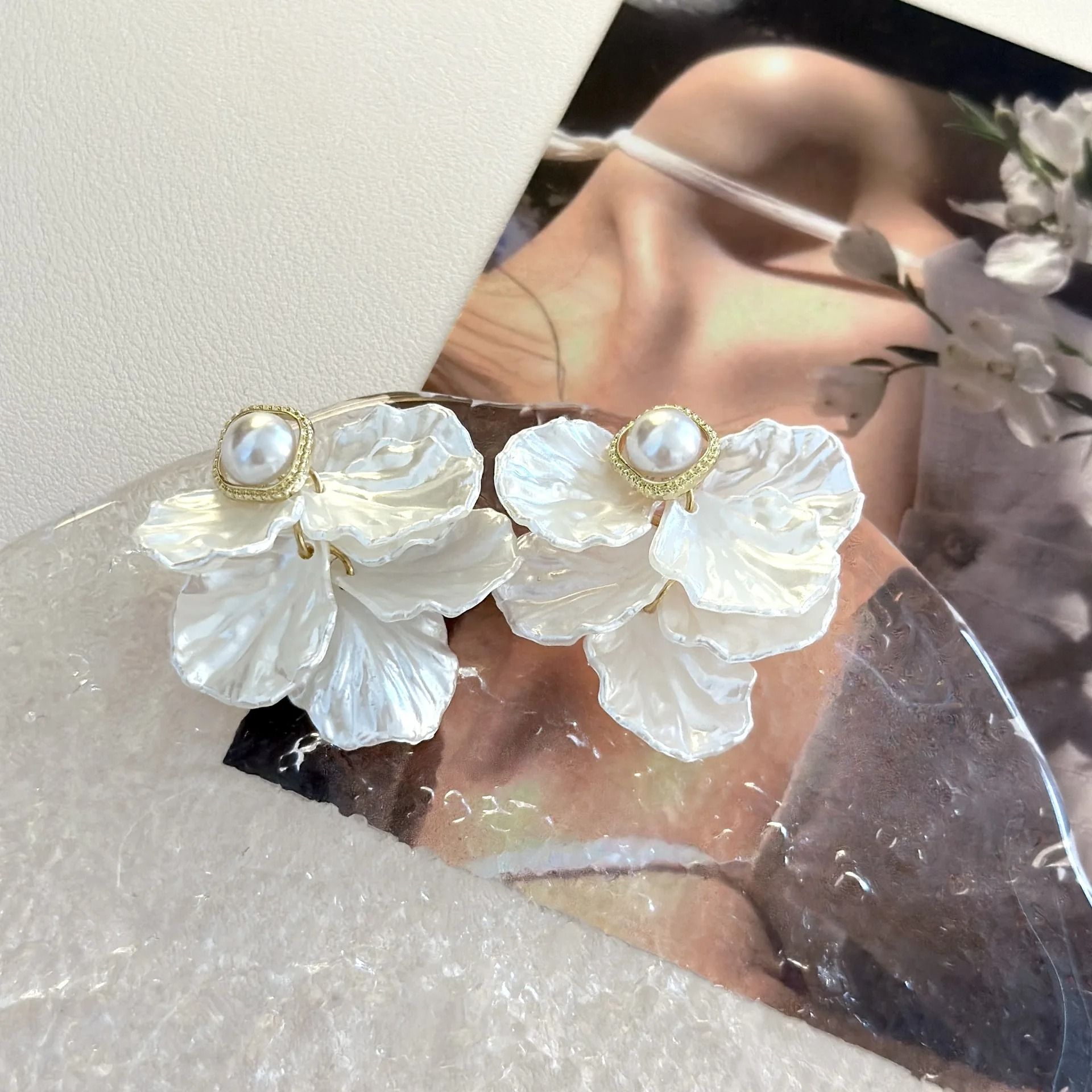 Unique Glossy Shell Flower Pendant Earrings