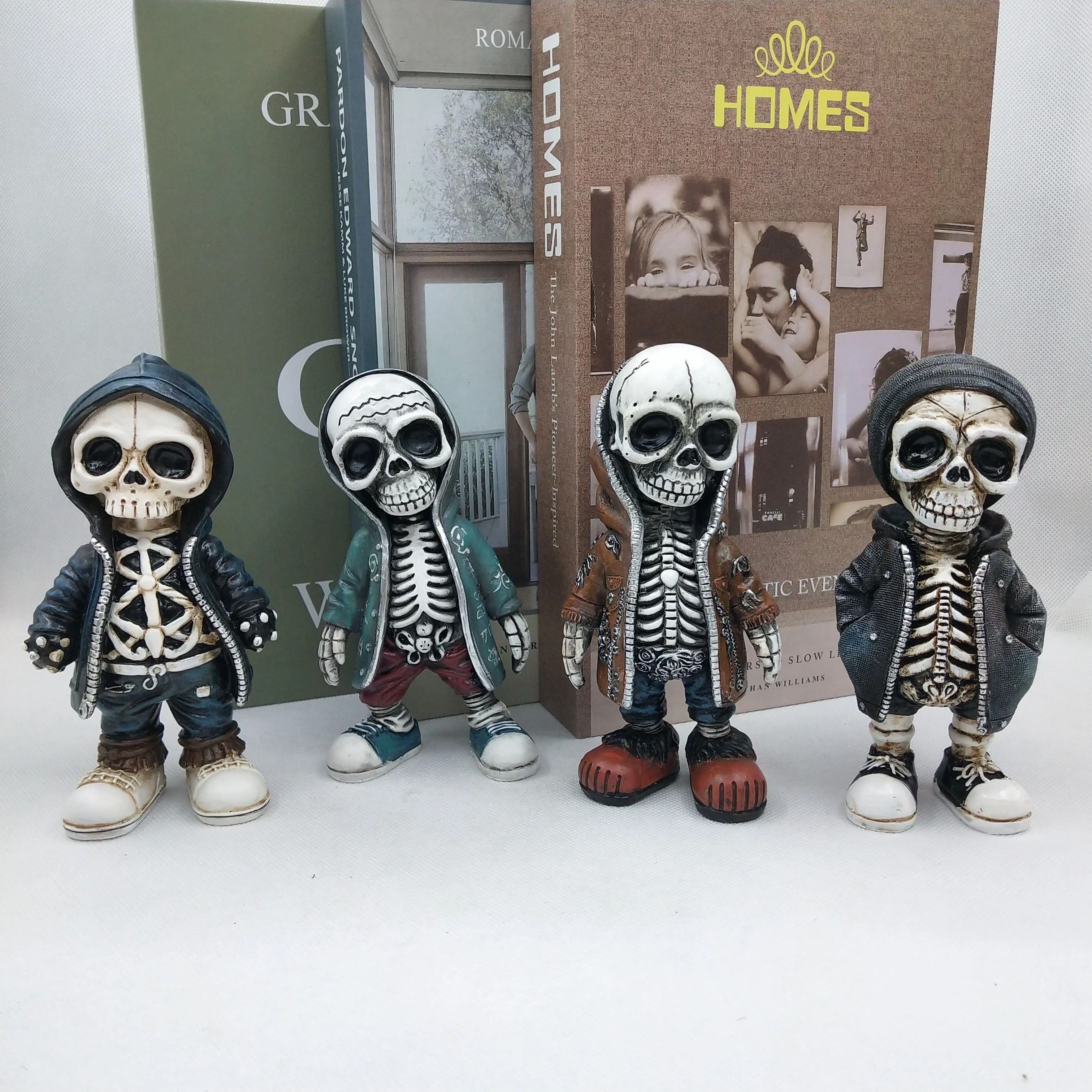 Cool Skeleton Figurines – Modern Skull Resin Statues & Miniature Gothic Sculptures for Desktop, Home Office & Halloween