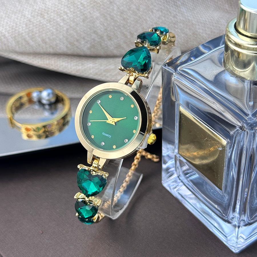 Mixed Scale Simple Light Luxury Ladies Quartz Watch, Three Heart-Shaped Diamond-Encrusted Bracelet, Round Alloy Case