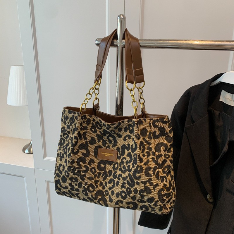 Retro Leopard Print Shoulder Bag Large Capacity Tote for Everyday Style