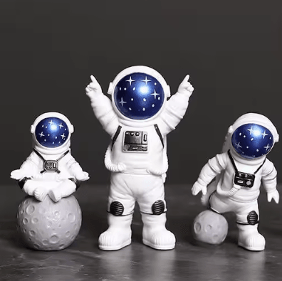 4-Piece Astronaut Figurine Set Mini Spaceman Desk Decor Educational Toy & Gift