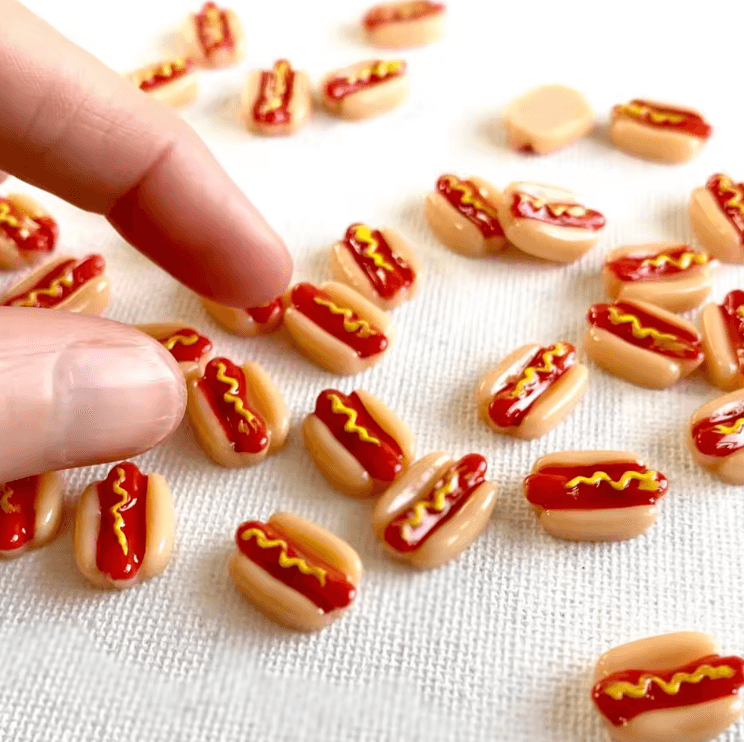 Kawaii Mini Resin Hotdog Figurines – Cute Fake Food DIY Craft & Dollhouse Decor Set
