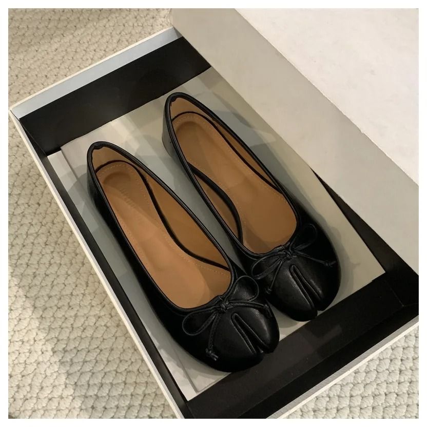 Women's Flats with Soft Ballet Design and Bow Detail