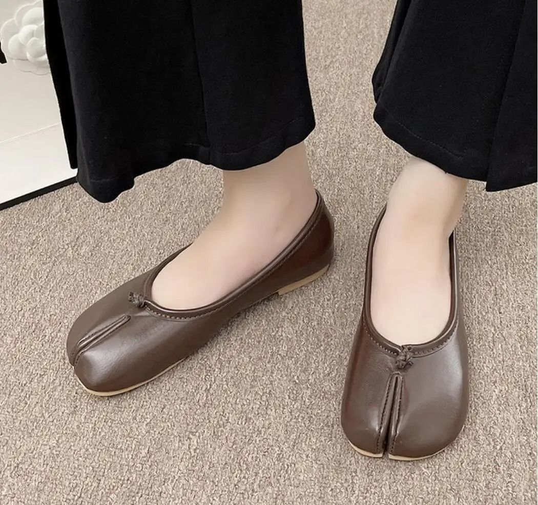 Womens Japanese Style Tabi Leather Flats with Split Toe Design