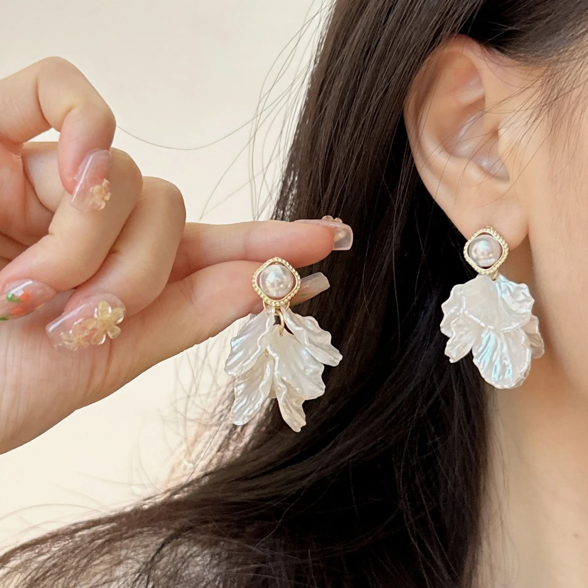 Unique Glossy Shell Flower Pendant Earrings