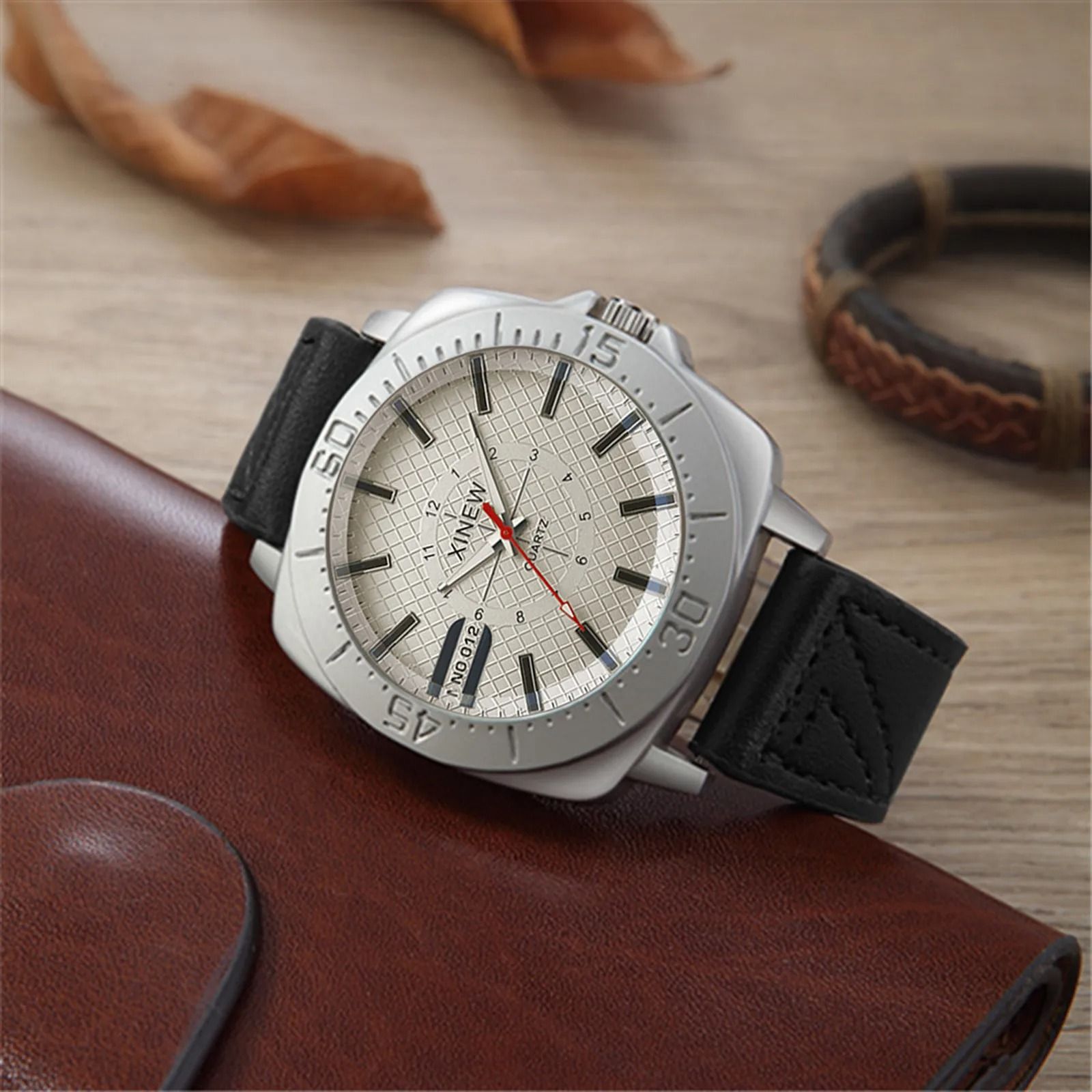 Casual Quartz Wristwatch for Men and Women Leather Strap