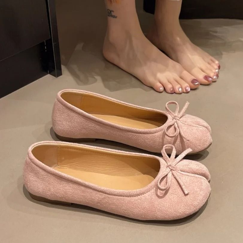 Womens Japanese Style Tabi Leather Flats with Split Toe Design