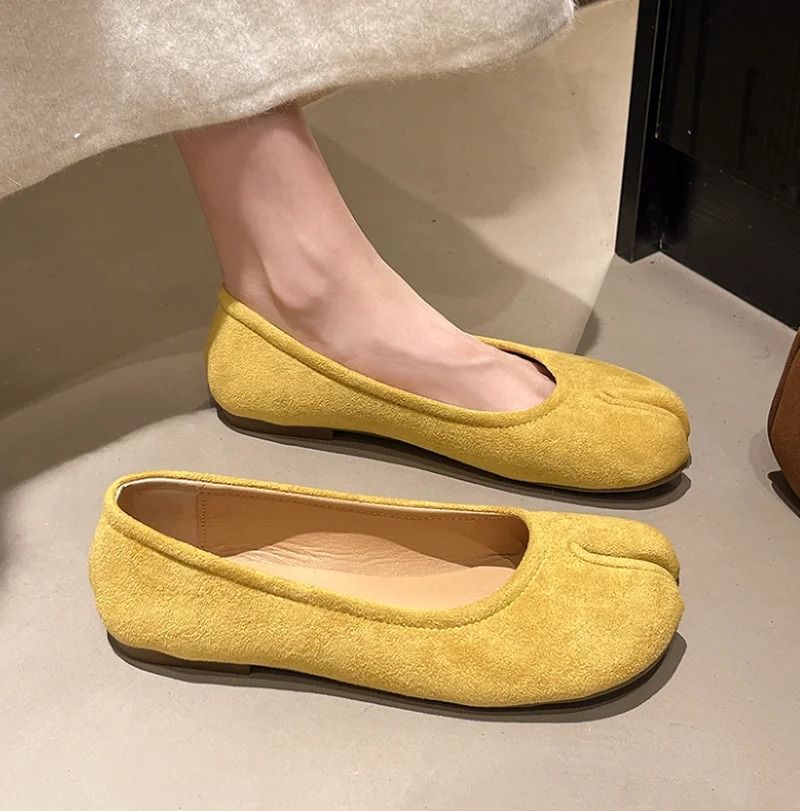 Womens Japanese Style Tabi Leather Flats with Split Toe Design