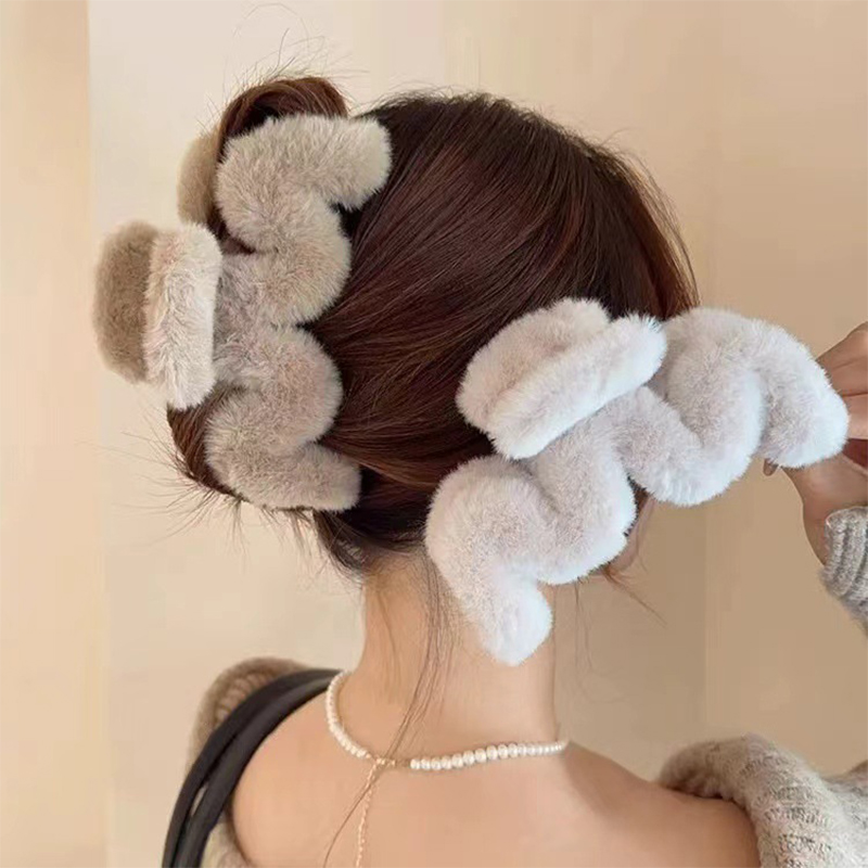 Elegant Faux Fur Hair Claw for Women – Plush Acrylic Hair Clip Barrette, Winter-Ready Hair Accessories