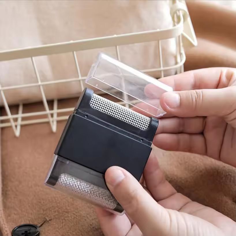 Portable Compact Lint & Hair Remover Brush – Travel-Ready Fabric Cleaner