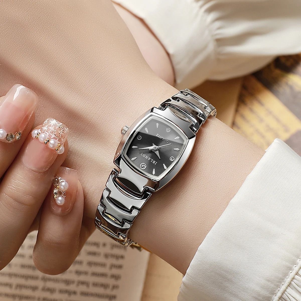 Square Analog Watch – Fashionable Minimalist Quartz Timepiece for Ladies