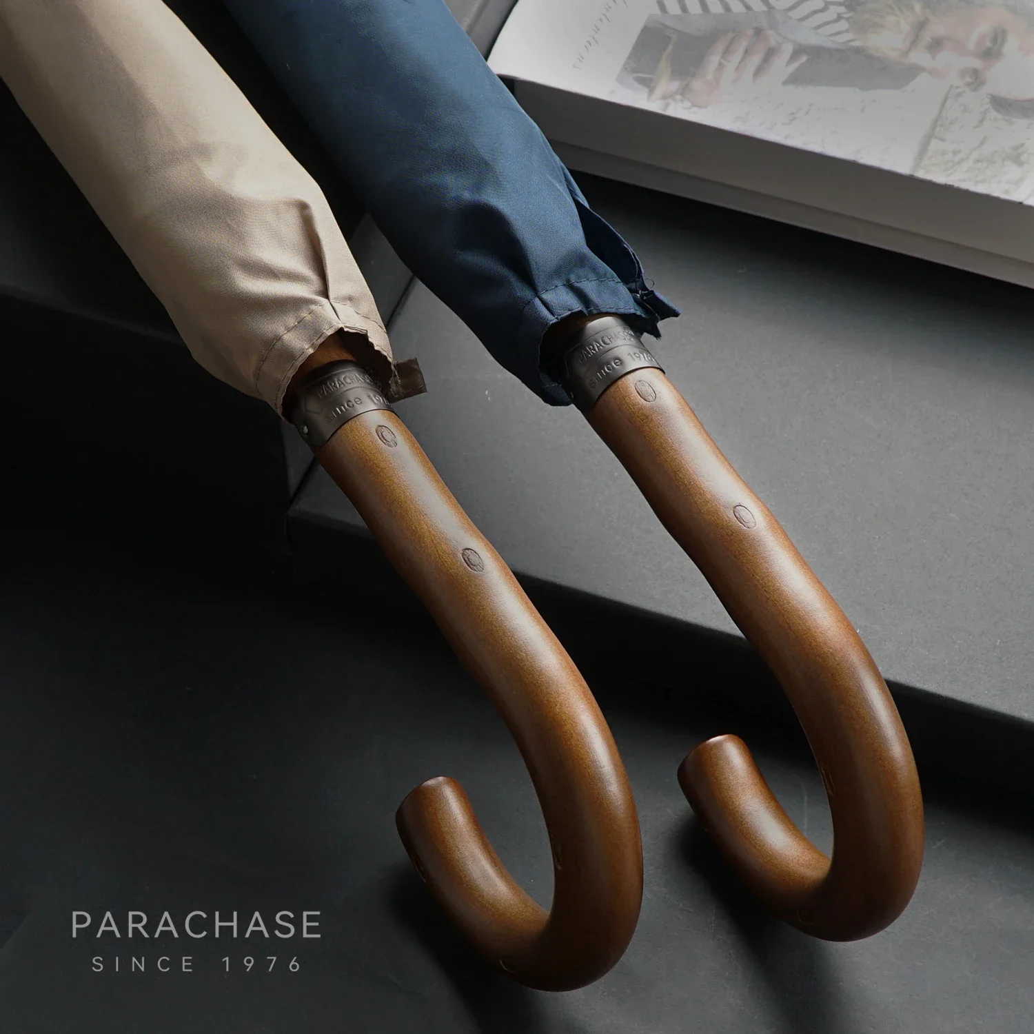 Parachase Wooden Long Umbrella for Men, Big Size Windproof Golf Umbrella with Designer Handle for Heavy Rain Outdoor Use