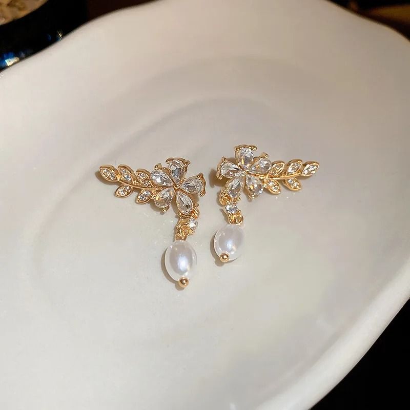 Light Luxury Flower Leaf Zircon And Pearl Stud Earrings