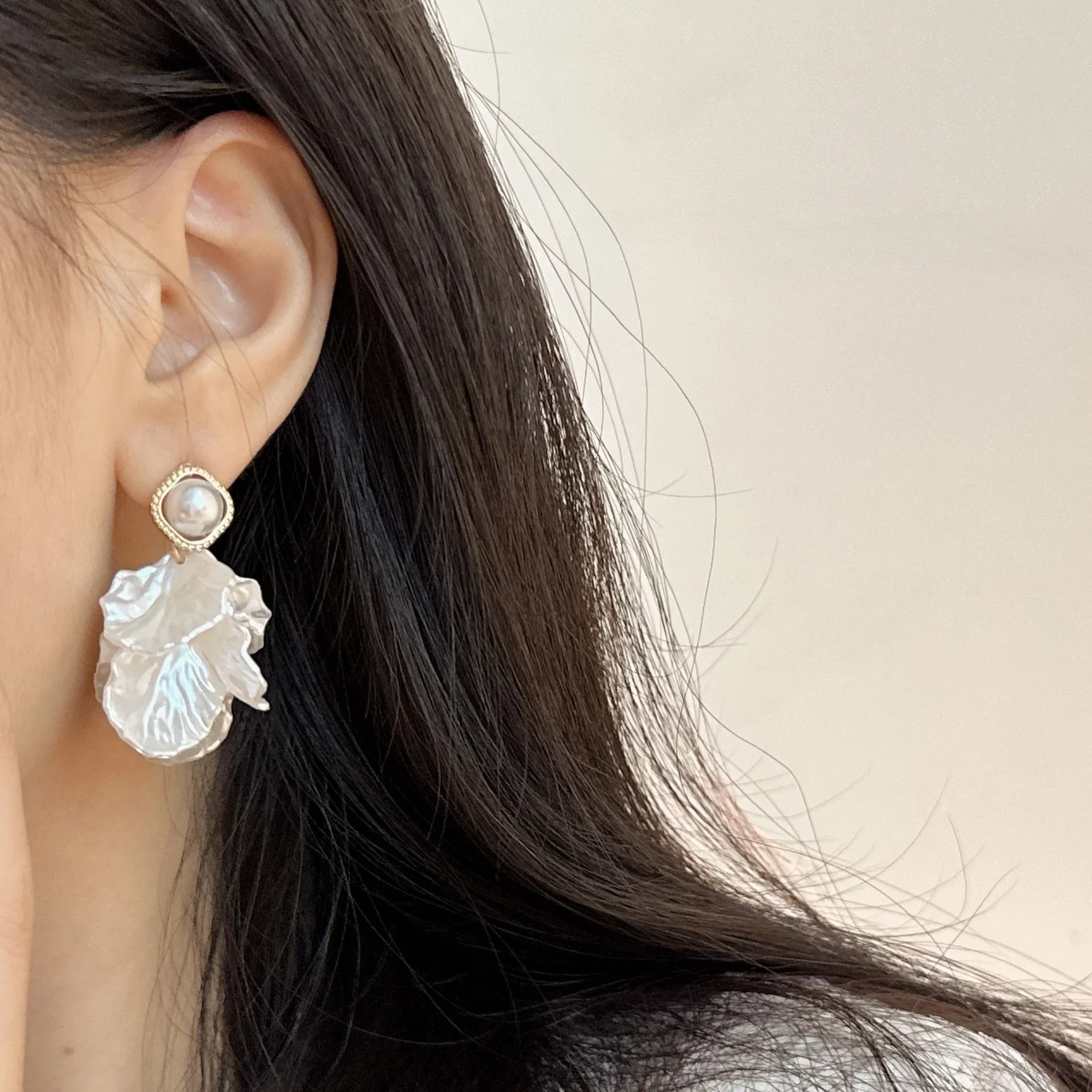 Unique Glossy Shell Flower Pendant Earrings