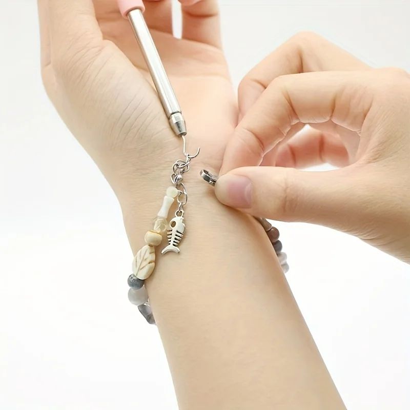 EasyGrip Bracelet Helper Tool – One-Hand Jewelry Clasp Fastening Aid