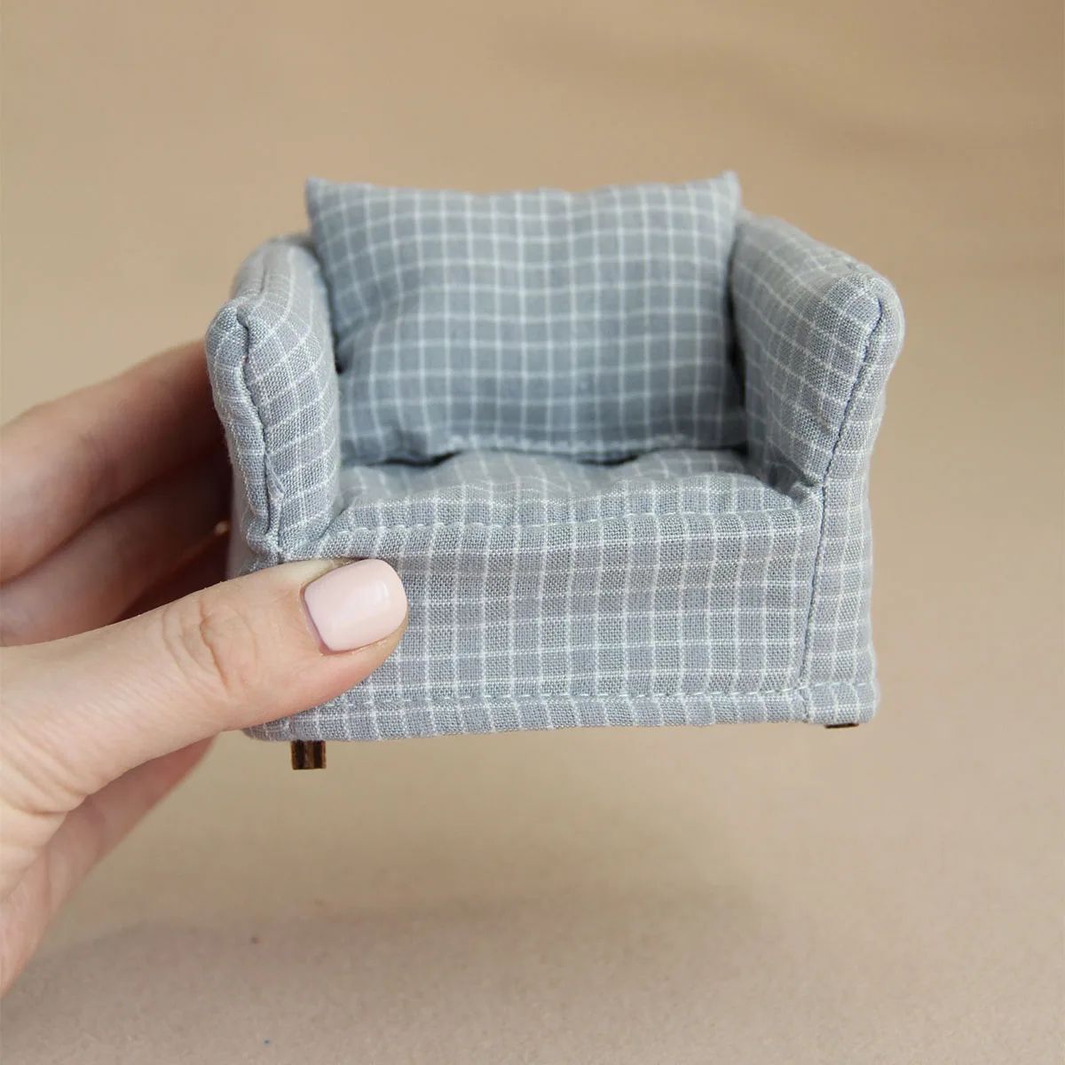 Mini Plaid Fabric Wooden Sofa – Realistic Dollhouse Furniture Accent Chair for Mini Home Decor