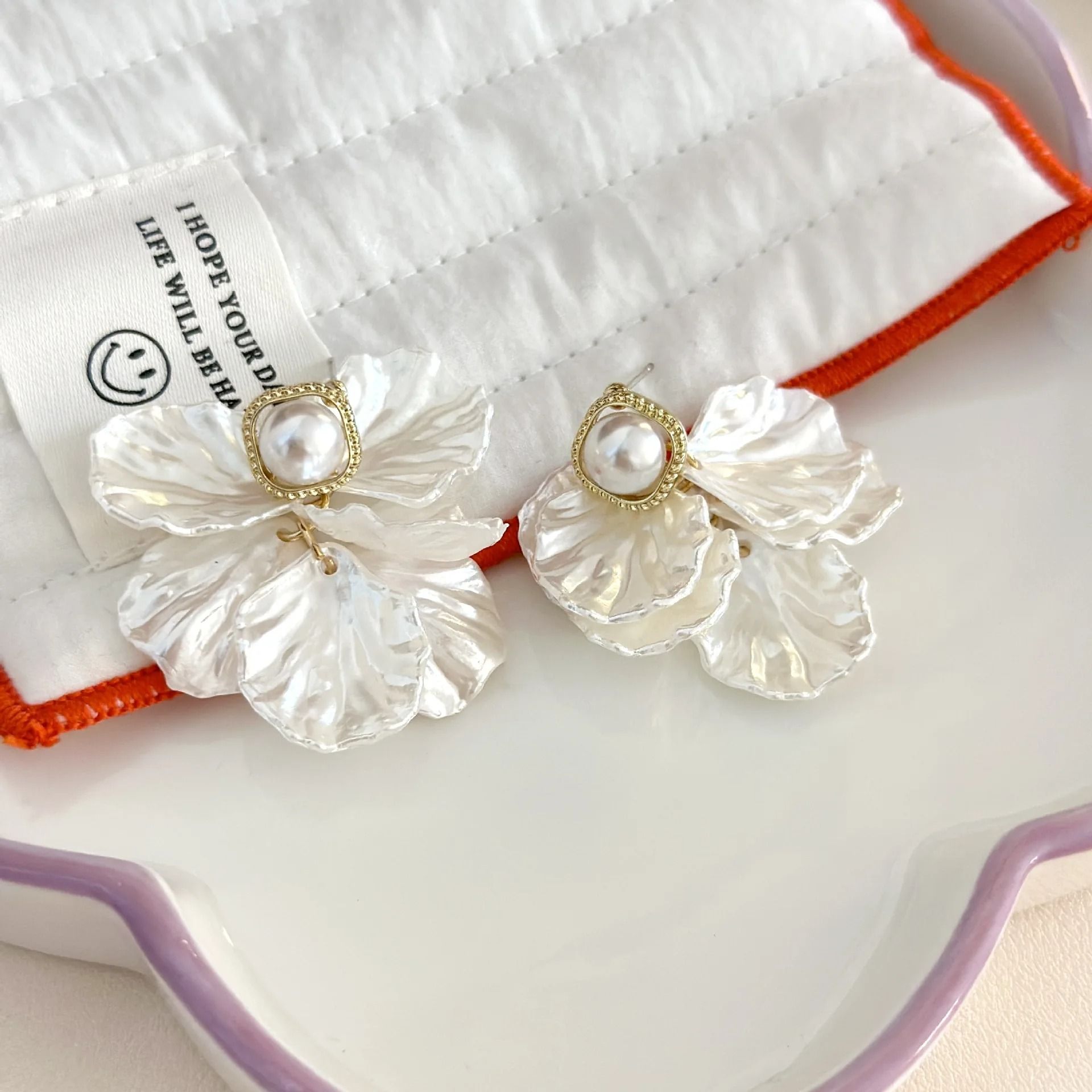 Unique Glossy Shell Flower Pendant Earrings