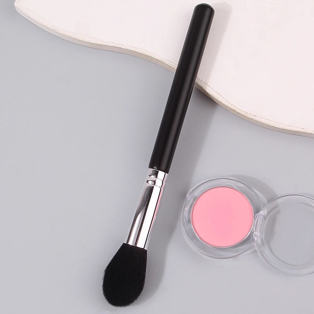 High-Quality Soft Flame Makeup Brush Professional Highlight Smudge Blush Multi-Purpose Beauty Tool