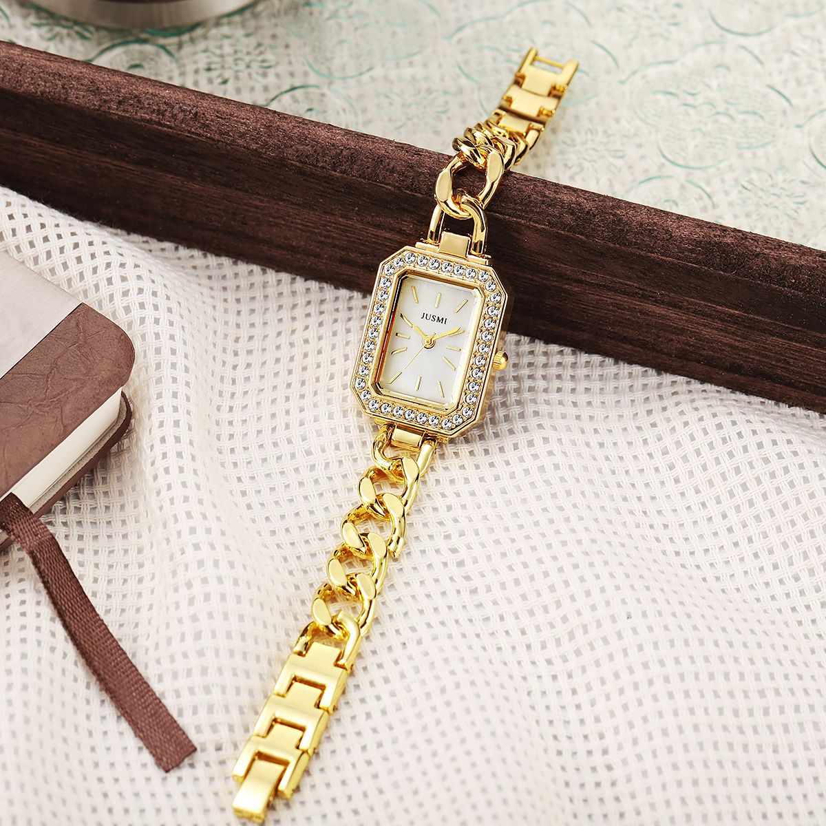 Ladies Luxury Quartz Watch with Diamond-Inlaid Buckle and Steel Strip