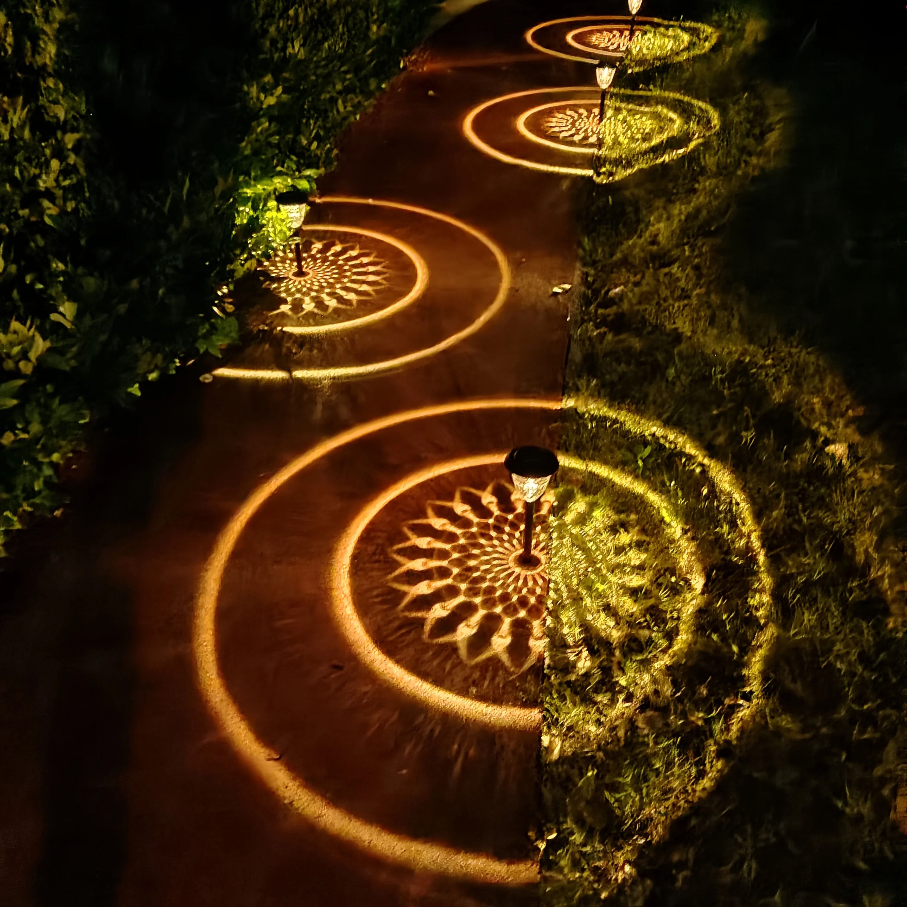 Solar Powered Outdoor Waterproof Circle Shadow Garden Light