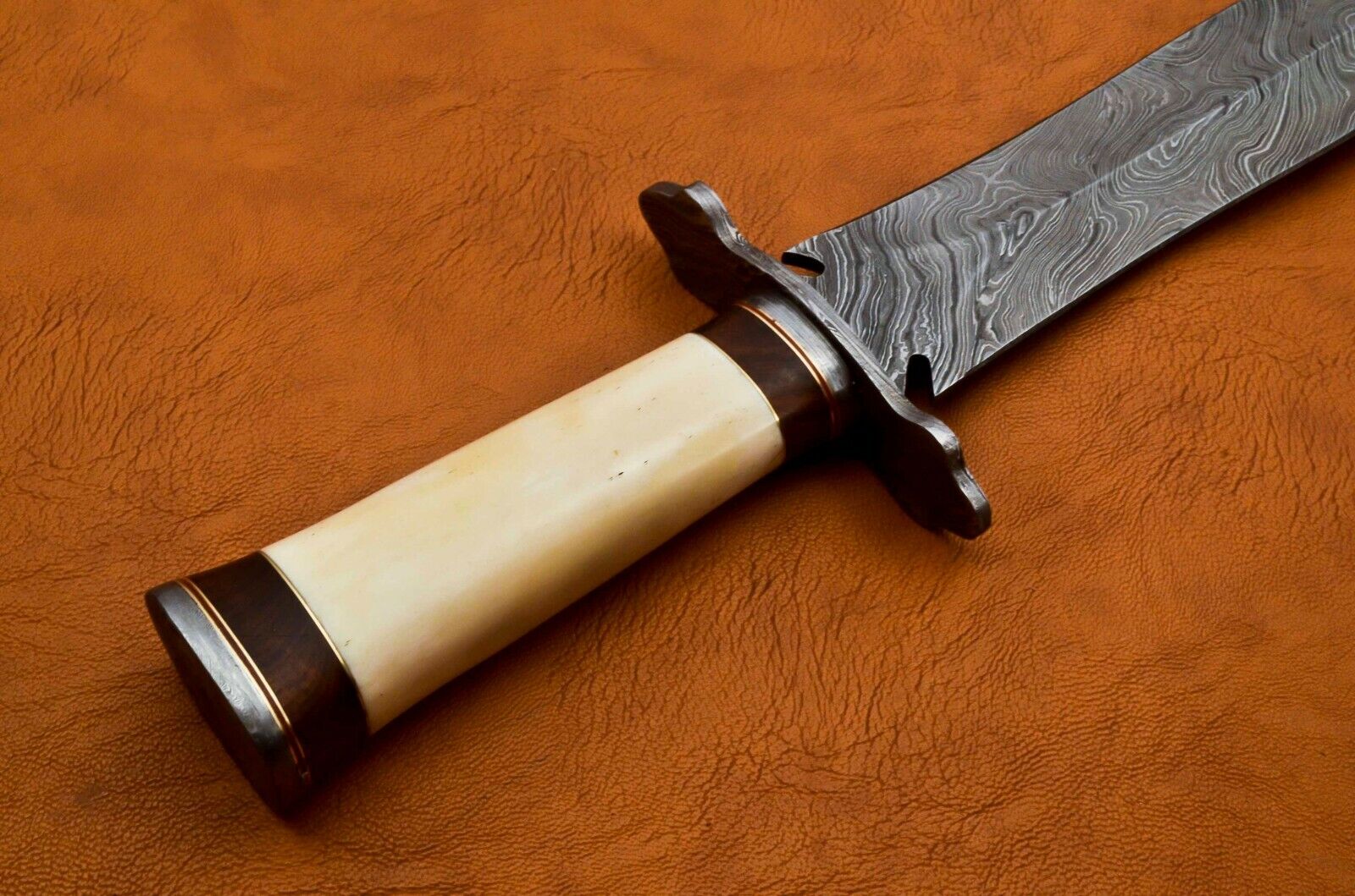 HANDMADE DAMASCUS STEEL HUNTING/BOWIE /DAGGER KNIVES HANDLE CAMEL BONE
