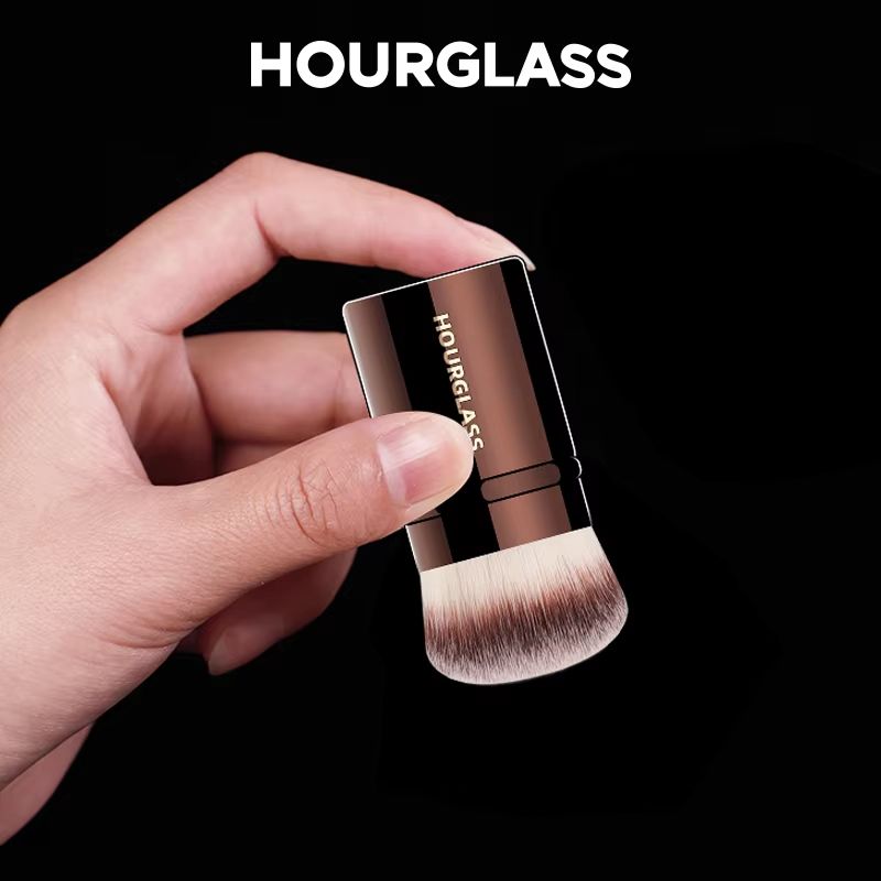 Hourglass No.23 Retractable Blush Brush – Portable Retractable Makeup Brush for Smooth Cheek Blending