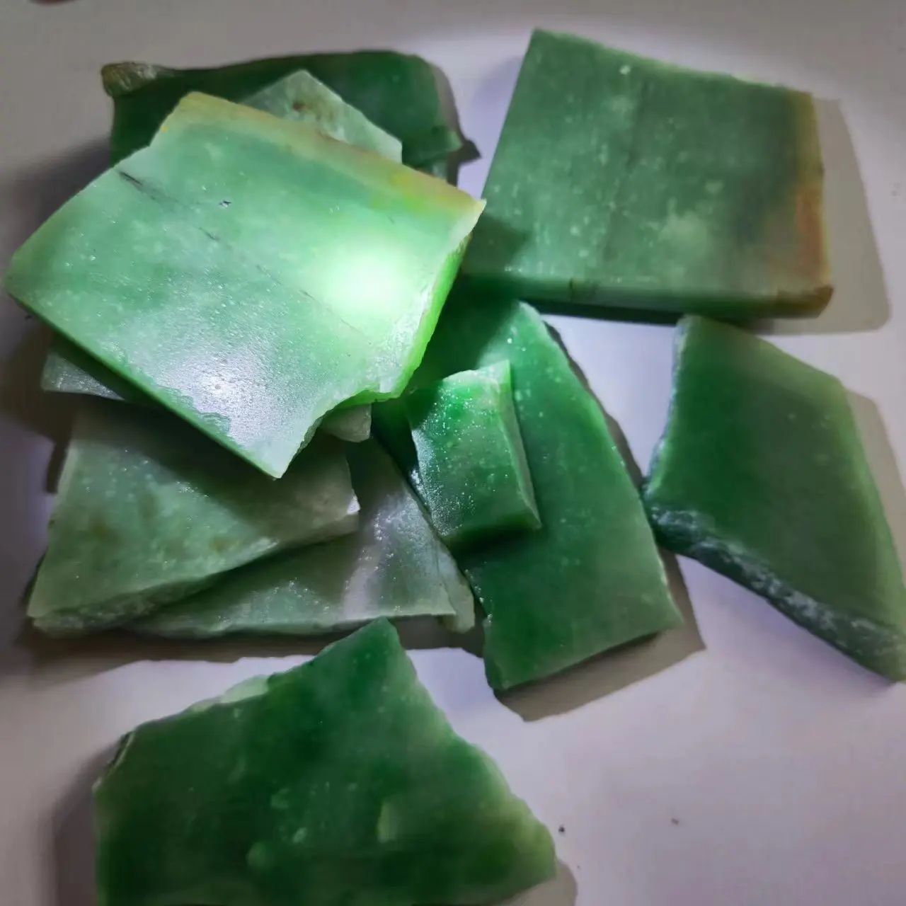 Natural Dulong Jade Stone Specimen – Raw Green Jadeite Mineral for Collection & Home Decor