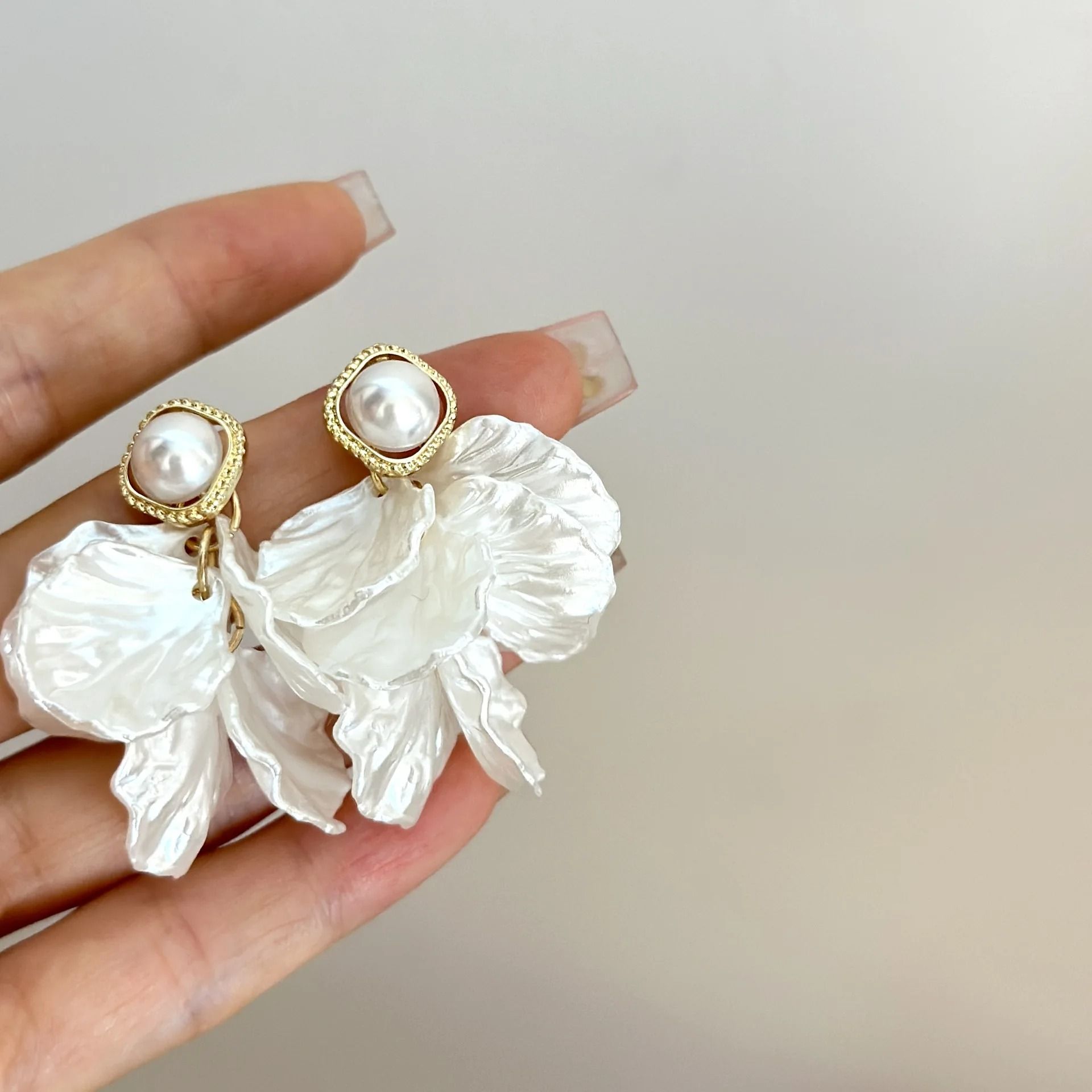 Unique Glossy Shell Flower Pendant Earrings