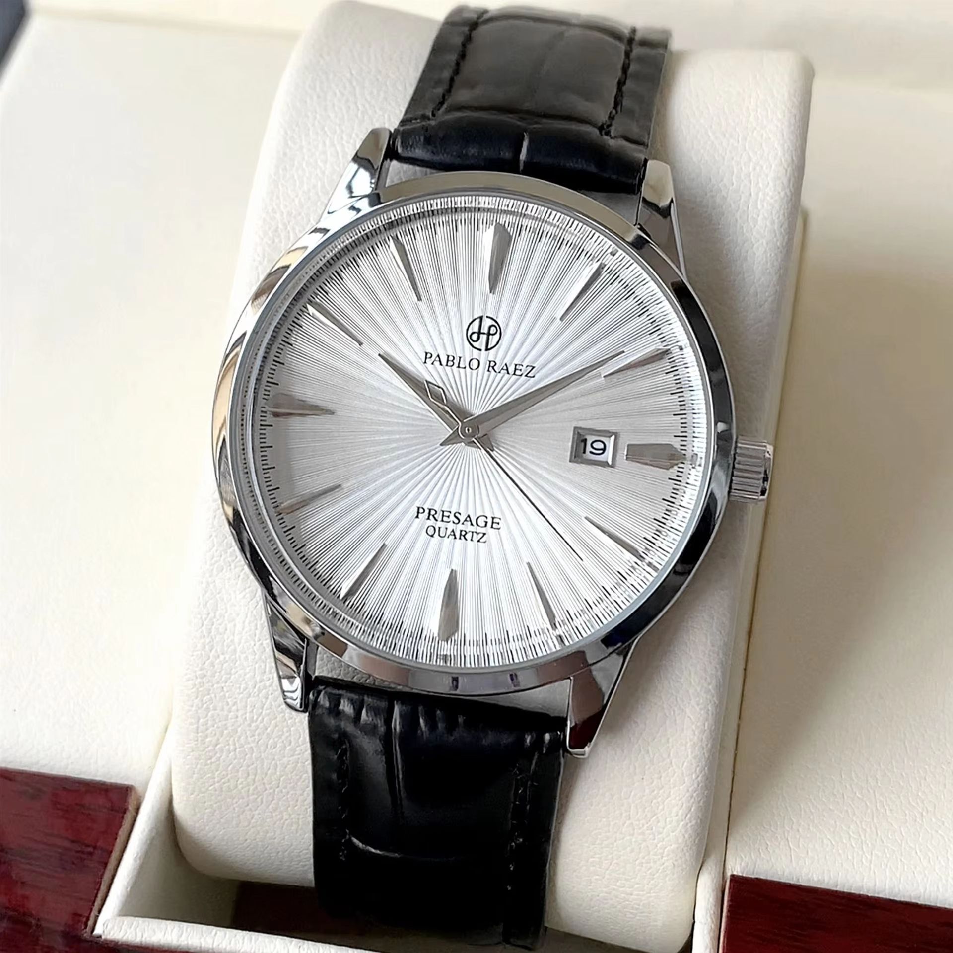 Classic Business Leather Quartz Watch for Men with Calendar