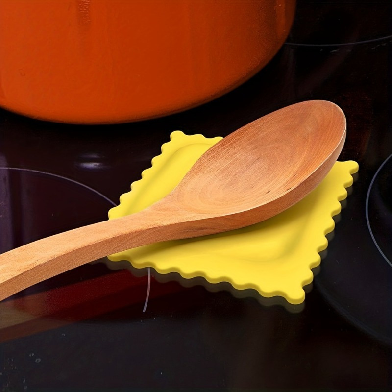 Heat Insulating Cartoon Biscuit-Shaped Spoon Rest, Anti-Scalding Silicone Mat for Kitchens