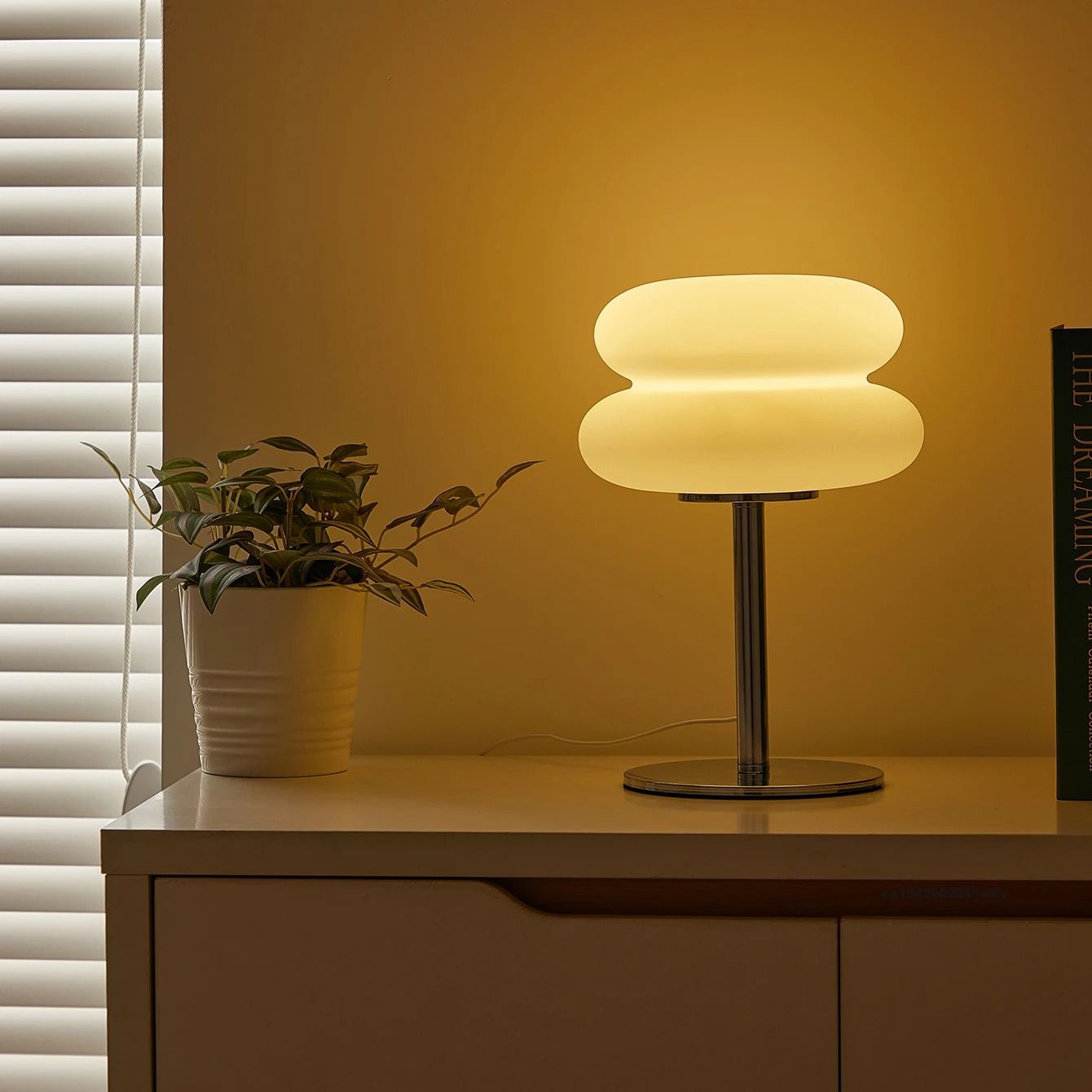 Creamy Style USB Plug Tri Color Dimming Bedside Table Lamp for Bedroom and Study