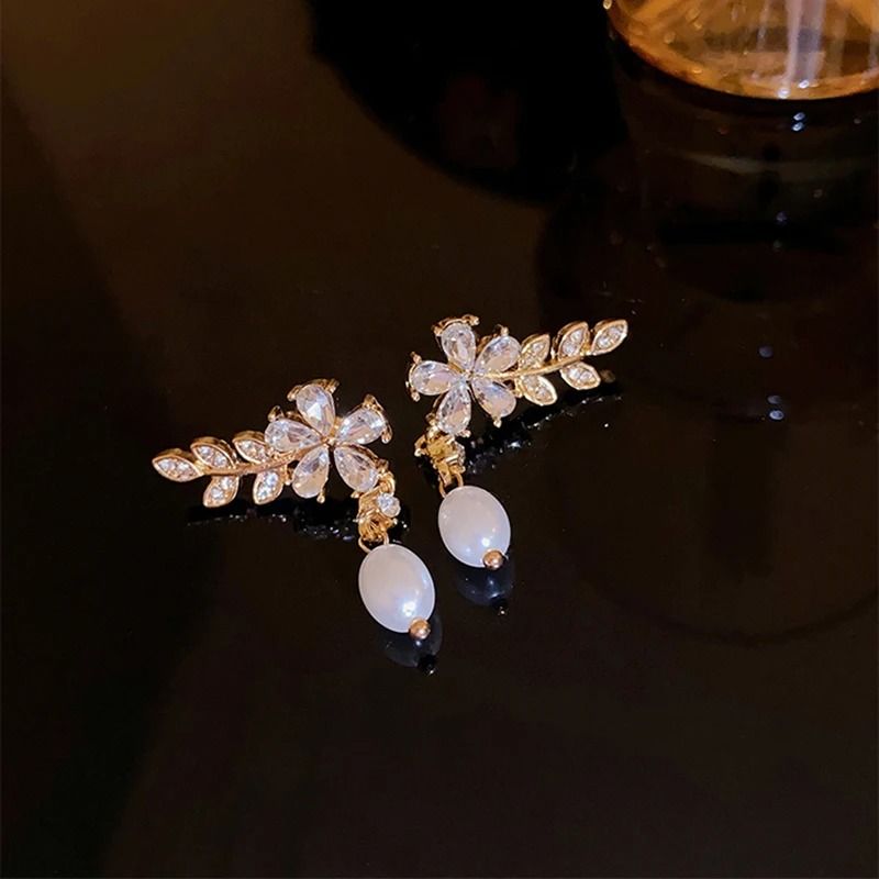 Light Luxury Flower Leaf Zircon And Pearl Stud Earrings