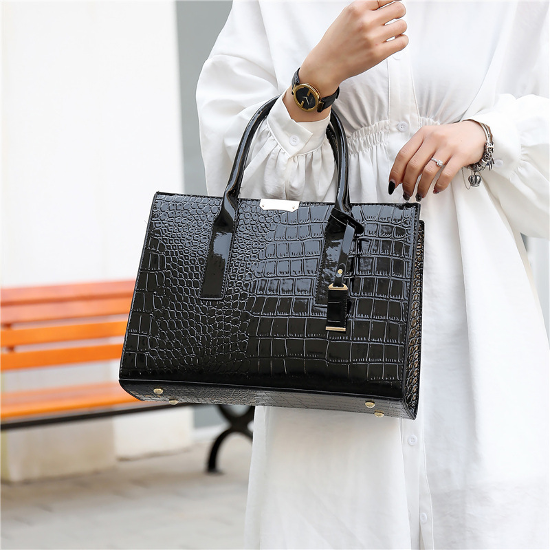 Elegant Patent Leather Crocodile Embossed Womens Messenger Bag – Luxury Crossbody Shoulder Handbag for Ladies
